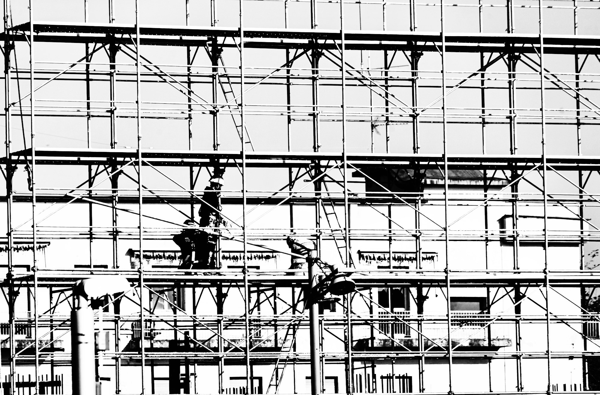 Équipe sur un échafaudage professionnel